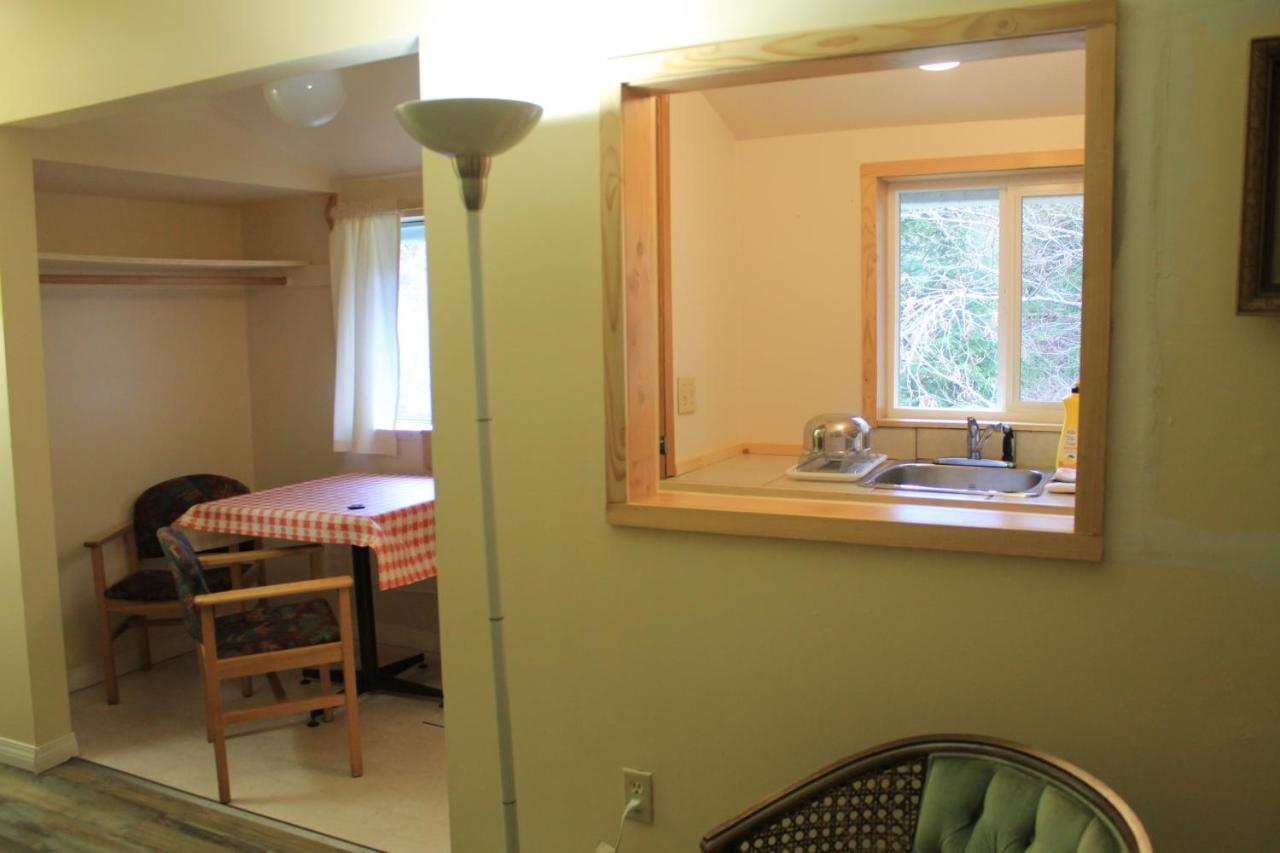 Orca Inn Alert Bay Екстериор снимка