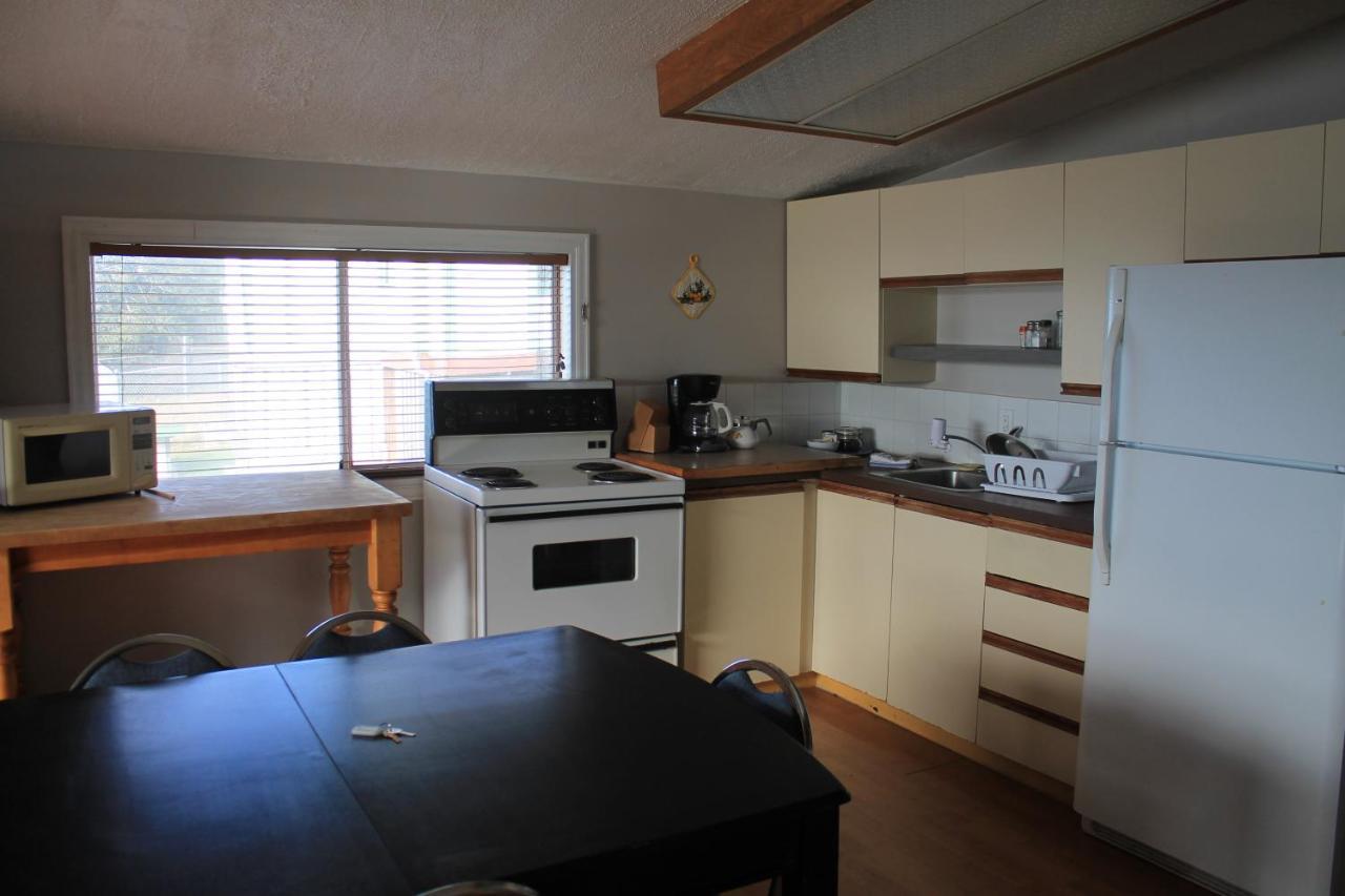 Orca Inn Alert Bay Екстериор снимка
